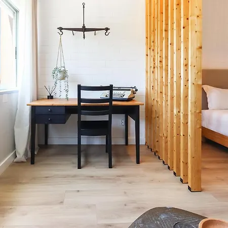 Гостьовий будинок Airport Earth By Homing *