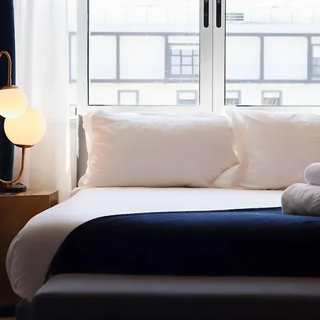 Airport Earth By Homing Гостьовий будинок Лісабон